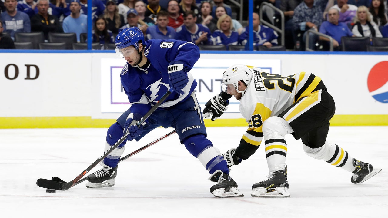 Hedman scores late goal, Lightning beat Penguins 3-2